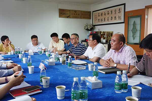 董長軍董事長和虞衛(wèi)總經(jīng)理向領(lǐng)導(dǎo)匯報(bào) 1527469889966632.jpg