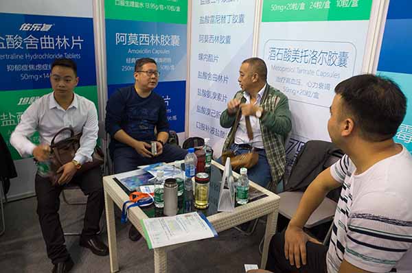 控銷部經理王濤與客戶洽談 控銷部經理王濤與客戶洽談