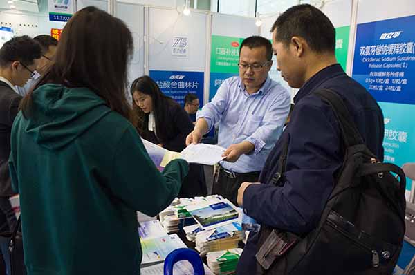 控銷部工作人員向客戶介紹產品 控銷部工作人員向客戶介紹產品