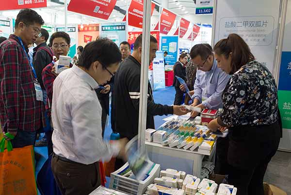 控銷部工作人員向客戶介紹產品 控銷部工作人員向客戶介紹產品